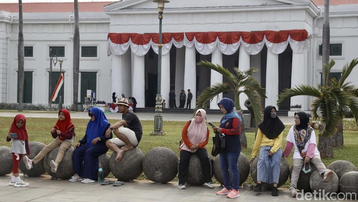Warga Menikmati Wajah Baru Kota Tua