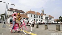 Anies membuka kembali kawasan wisata Kota Tua setelah direvitalisasi untuk masyarakat umum. Dia menamai kawasan Kota Tua kembali menjadi Batavia. Dengan status Zona Rendah Emisi (Low Emission Zone/LEZ), itu hanya bisa dilalui oleh pejalan kaki, pesepeda, bus TransJakarta, kendaraan listrik, dan bus berstiker khusus. Namun masih saja ada kendaraan yang masuk ke Jl Pintu Besar Utara dan sempat heboh lantaran banyak pemotor jatuh terpeleset karena permukaan jalan licin. Dulu, pembangunan LEZ Kota Tua juga sempat dikeluhkan karena bikin macet jalanan sekitarnya. Kota Tua juga dinamai Anies menjadi Batavia. Rengga Sencaya/detikcom