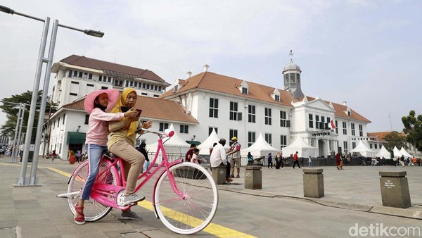 Turis mengayuh pedal sepeda sewaan di Kota Tua. Batavia merupakan nama  asli dari kawasan Kota Tua Jakarta. (Rengga Sencaya/detikcom)