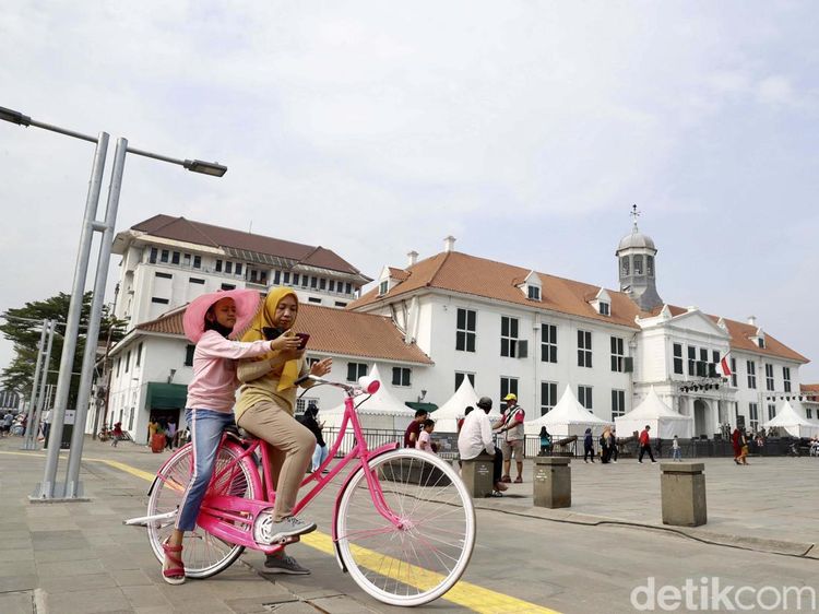 Warga Menikmati Wajah Baru Kota Tua
