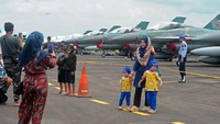 Warga berfoto di depan pesawat tempur F16 pada pameran pesawat tempur di Pangkalan Udara Sri Mulyono Herlambang (Lanud SMH) Palembang.