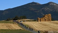 Rombongan pebalap melintasi perdesaan pada etape ke-4 La Vuelta a Espana 2022, 23 Agustus 2022. Remco Evenepoel unggul pada klasemen sementara dan mengenakan jersey merah. Namun Evenepoel masih harus berjuang keras. Sebab, juara bertahan Primoz Roglic menempel ketat di posisi ketiga dengan selisih waktu 1 menit 53 detik. (Justin Setterfield/Getty Images)