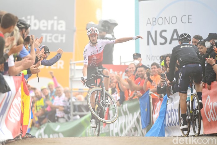 1418817182 LES PRAERES-NAVA, SPAIN - AUGUST 28: Louis Meintjes of South Africa and Team IntermarchΓ© - Wanty - Gobert MatΓ©riaux competes while fans cheer during the 77th Tour of Spain 2022, Stage 9 a 171,4km stage from Villaviciosa to Les Praeres. Nava 743m / #LaVuelta22 / #WorldTour / on August 28, 2022 in Les Praeres. Nava, Spain. (Photo by Tim de Waele/Getty Images)