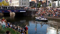 Begini keriuhan dan sambutan penonton yang membludak pada pembukaan balapan La Vuelta a Espana 2022, di Kota Utrecht, Belanda, 18 Agustus 2022. (Bas Czerwinski/Getty Images)