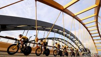 Tim Jumbo Visma memacu sepeda tim trial Cervelo dalam etape pertama Tour of Spain 2022, di Kota Utrecht, Belanda, Kamis, (19/8/2022). La Vuelta a Espana akan menempuh jarak 3.280 km dalam 3 pekan dengan 3 kali jeda istirahat. (Tim de Waele/Getty Images)