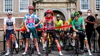 (Kiri-kanan) pebalap Tim IneosGrenadiers Julius Van Den Berg pebalap tim EF Education - Easypost Mike Teunissen, pebalap tim Jumbo - Visma dan pebalap Bora - Hansgrohe, Sam Bennett bersiap untuk melewati rute etape ke-3, La Vuelta a Espana 2022, 21 Agustus 2022. (Bas Czerwinski/Getty Images)