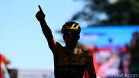 Pebalap tim Jumbo - Visma Primoz Roglic menunjukkan tangannya ke atas usai menjadi yang tercepat pada etape ke-4 La Vuelta a Espana 2022, di La Guardia, Spanyol, 23 Agustus 2022. Ia masih berpotensi mempertahankan gelar juara bertahan karena balapan baru berjalan kurang dari separuhnya. (Tim de Waele/Getty Images)