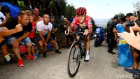 Pebalap tim Quick-Step - Alpha Vinyl, Remco Evenepoel melibas rute menanjak pada etape ke-9 La Vuelta a Espana atau Tour of Spain, Minggu (28/8/2022). Pebalap asal Belgia itu menduduki klasemen sementara dengan total waktu 34 jam, 2 menit dan 32 detik. (Tim de Waele/Getty Images)
