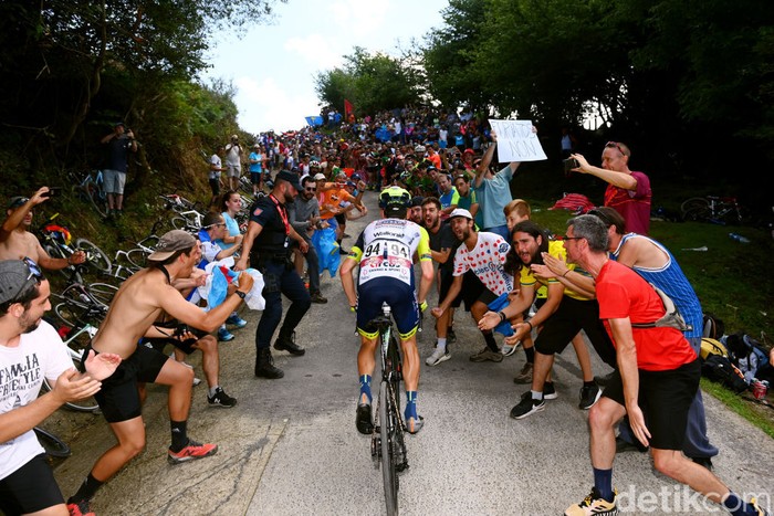 LES PRAERES-NAVA, SPAIN - AUGUST 28: Louis Meintjes of South Africa and Team Intermarché - Wanty - Gobert Matériaux competes while fans cheer during the 77th Tour of Spain 2022, Stage 9 a 171,4km stage from Villaviciosa to Les Praeres. Nava 743m / #LaVuelta22 / #WorldTour / on August 28, 2022 in Les Praeres. Nava, Spain. (Photo by Tim de Waele/Getty Images)
