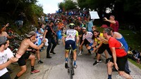 Keramaian penonton memberi semangat kepada pebalap tim Intermarché - Wanty - Gobert Matériaux, Louis Meintjes pada etape ke-9 La Vuelta a Espana atau Tour of Spain, Minggu (28/8/2022). Tour of Spain merupakan grand tour terbesar ketiga setelah Tourd de France dan Giro dItalia. (Tim de Waele/Getty Images)