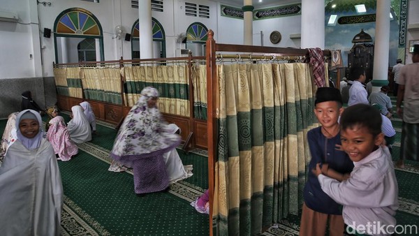 Meski telah cukup tua, namun bangunan masjid masih berdiri kokoh dan difungsikan sebagai tempat ibadah bagi masyarakat setempat. Tak hanya orang tua saja, melainkan anak-anak sekolah dasar di sekitarnya juga rajin melakukan ibadah salat di Masjid Jami Baiturrahim.  