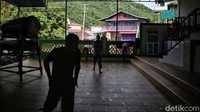Ajaibnya, meski dijatuhi bom dua kali, namun tidak ada ledakan yang terjadi di Masjid Jami Baiturrahim. Padahal menurut Saparudin, bom meledak di beberapa area lain. Termasuk di sekitar kawasan pasar ikan lama, serta Sungai Sugi yang jaraknya kurang dari 1 Km. Bahkan banyak rumah penduduk yang hancur karena ledakan bom.  