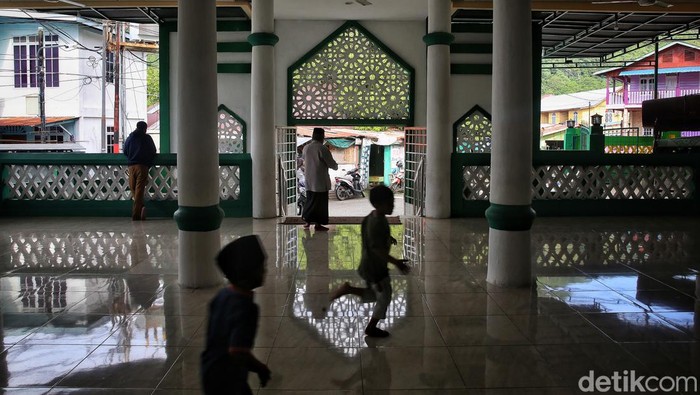 142 Tahun Berdiri, Masjid Ini Jadi Saksi Bisu Invasi Jepang di Anambas Anak-anak terlihat di serambi Masjid Jami' Baiturrahim di Tarempa, Kabupaten Kepulauan Anambas, Kepulauan Riau, Senin (2/8/2022).