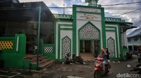 Jika dilihat dari luar, penampakan masjid ini terlihat sederhana. Bentuk struktur bangunannya sebagaimana bangunan pada zaman dulu. Dindingnya hanya dicat warna putih dan hijau. Pada muka depan terpampang nama masjid yang ditulis dalam bentuk kaligrafi berbahasa Arab. Lalu persis di bawahnya tertulis nama lokasi tempat masjid berdiri, yakni Tarempa, Kabupaten Kepulauan Anambas.  