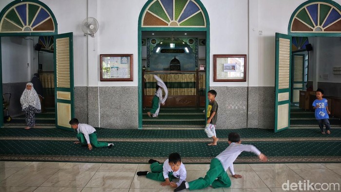 Anak-anak terlihat di serambi Masjid Jami' Baiturrahim di Tarempa, Kabupaten Kepulauan Anambas, Kepulauan Riau, Senin (2/8/2022).
