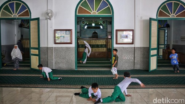 Anak-anak terlihat di serambi Masjid Jami Baiturrahim di Tarempa, Kabupaten Kepulauan Anambas, Kepulauan Riau, Senin (2/8/2022).  