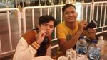 Gaya Kece Aliando Syarief Saat Masak hingga Makan Gultik Kaki Lima