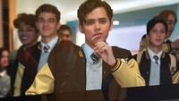 Tokoh yang diperankannya kini adalah sosok murid SMA. Layaknya anak remaja lainnya, ia tampak kece sambil makan sebuah permen dalam mulutnya. Foto: Instagram/aliandooo & Fanbase