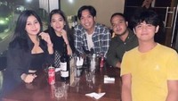 Menghabiskan malam di kafe juga dilakukan Aliando bersama para sahabatnya. Mengenakan pakaian berwarna kuning, wajahnya kini terlihat lebih bahagia sambil menikmati beberapa minuman. Foto: Instagram/aliandooo & Fanbase