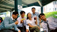 Saat diberi waktu istirahat pada pelaksanaan syuting, Aliando akrab menjalin kemistri dengan pemeran lain. Makan pisang hingga minum kopi bersama dilakukan sambil ngobrol santai. Foto: Instagram/aliandooo & Fanbase