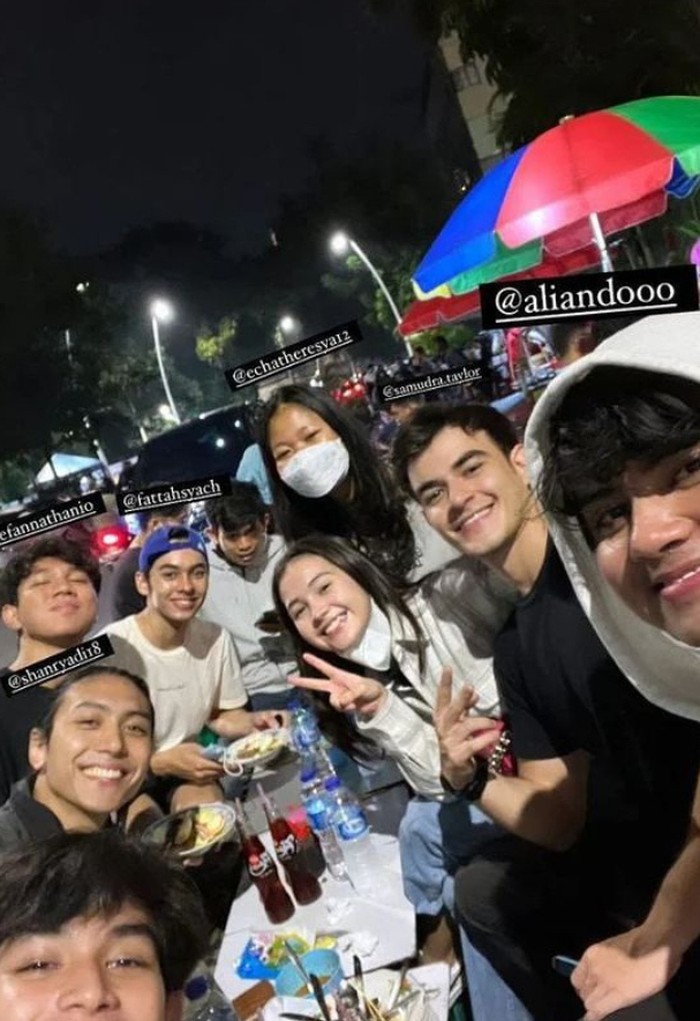 Gaya Kece Aliando Syarief Saat Masak hingga Makan Gultik Kaki Lima