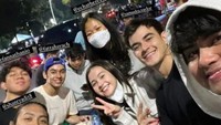 Menjadi sosok yang terkenal tidak membuat Aliando berlaga sombong. Dirinya bahkan tidak keberatan untuk makan gultik di pinggir jalan. Foto: Instagram/aliandooo & Fanbase