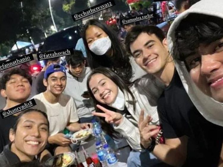 Gaya Kece Aliando Syarief Saat Masak hingga Makan Gultik Kaki Lima