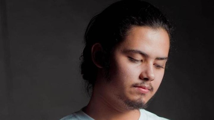 Gaya Kece Aliando Syarief Saat Masak hingga Makan Gultik Kaki Lima
