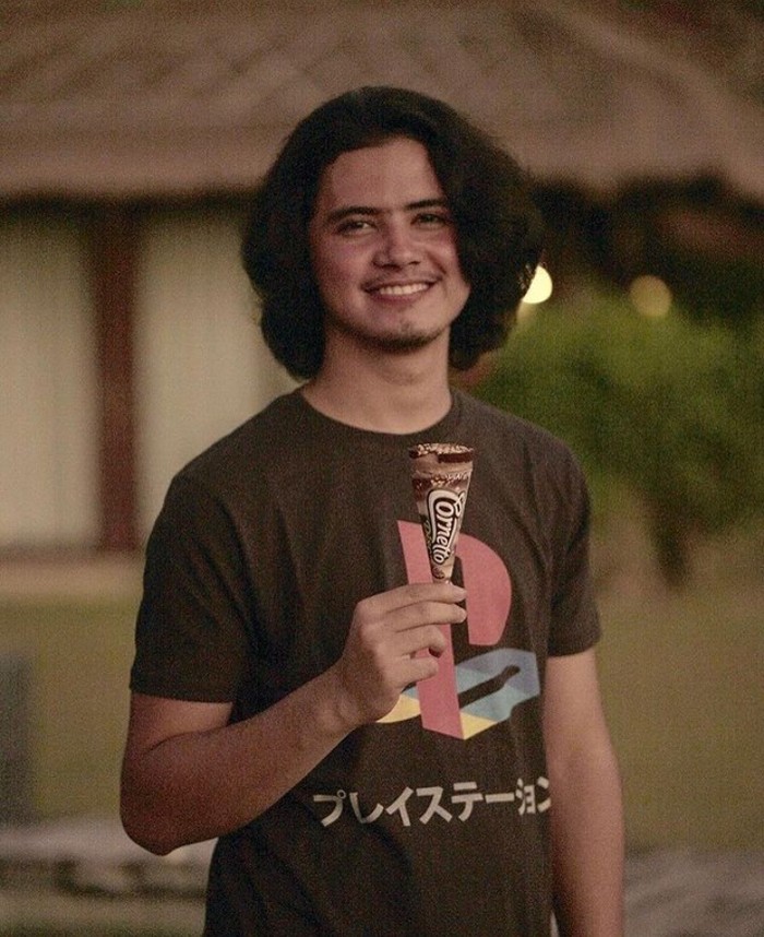 Aliando Syarief Gaya Kece Aliando Syarief Saat Masak hingga Makan Gultik Kaki Lima