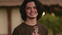 Dalam sebuah podcast bersama Ricky Cuaca, Aliando membeberkan sosok kriminal yang membuat dirinya menderita. Bahkan ia juga mengatakan banyak anak artis lain yang menjadi korban dan mengalami hal serupa. Foto: Instagram/aliandooo & Fanbase