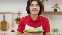Setelah menyembuhkan dirinya, Aliando kini tampil lebih ceria. Senyumnya kini kembali terlihat saat ia mencoba melakukan demo memasak. Foto: Instagram/aliandooo & Fanbase