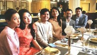 Menjalani peran baru dalam judul film Argantara, Aliando memiliki kerabat dan keluarga baru yang hangat. Salah satu kebersamaannya terlihat melalui acara makan malam yang dilakukan bersama pemeran lain. Foto: Instagram/aliandooo & Fanbase