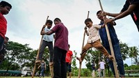 Anak-anak belajar memainkan permainan tradisional egrang selama program desa ekowisata di Lubok Sukon, Aceh, Sabtu (27/8/2022).  