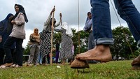 Permainan bakiak batok yang bisa dimainkan anak-anak.  