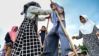 Selama program desa ekowisata di Lubok Sukon, anak-anak dikenalkan dengan permainan tradisional.  