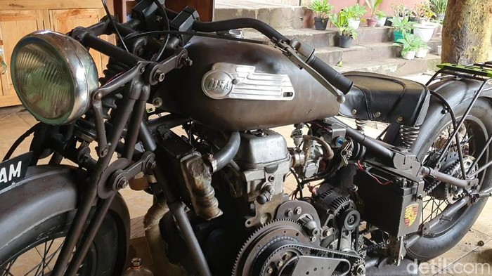 Aris Edi Subagyo memanfaatkan limbah mobil menjadi replika motor klasik, Senin (29/8/2022).
