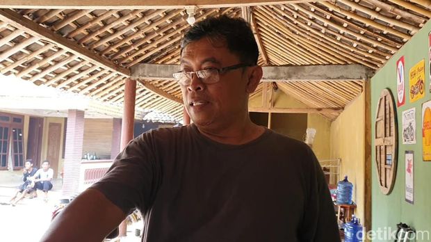 Aris Edi Subagyo memanfaatkan limbah mobil menjadi replika motor klasik, Senin (29/8/2022).