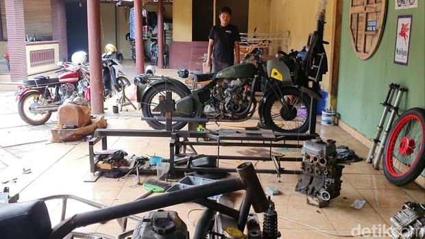 Aris Edi Subagyo memanfaatkan limbah mobil menjadi replika motor klasik, Senin (29/8/2022).