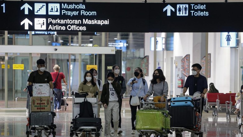 Aturan Naik Pesawat Terbaru, Cek Selengkapnya Aturan naik pesawat terbaru kembali diumumkan oleh pemerintah. Lewat SE Kemenhub, ada sejumlah ketentuan yang harus diperhatikan oleh calon penumpang pesawat.
