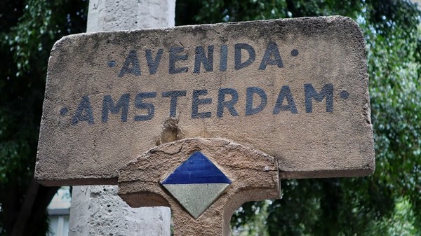Peringkat ke-11 adalah Avenida Ámsterdam, Mexico City. Ini merupakan jalan raya yang rindang di kawasan Condesa yang trendi di ibu kota Meksiko.Foto: Xhico/Adobe Stock Peringkat ke-11 adalah Avenida Ámsterdam, Mexico City. Ini merupakan jalan raya yang rindang di kawasan Condesa yang trendi di ibu kota Meksiko.Foto: Xhico/Adobe Stock