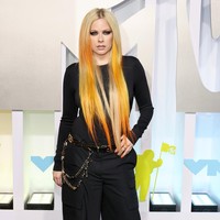 Penampilannya yang tak menua itu banyak dikomentari netizen. “Dia tidak menua,” komentar netizen di Instagram. Kami suka dengan gayanya yang konsisten,” tambah netizen Foto: Getty Images/Dia Dipasupil