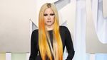 Avril Lavigne Tampil Mencolok