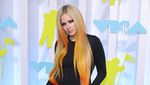 Avril Lavigne Tampil Mencolok
