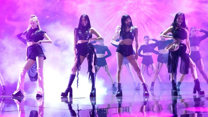 South Korean girl group BLACKPINK member Lisa accepts the award for Best metaverse performance during the MTV Video Music Awards at the Prudential Center in Newark, New Jersey on August 28, 2022. (Photo by ANGELA  WEISS / AFP) (Photo by ANGELA  WEISS/AFP via Getty Images)