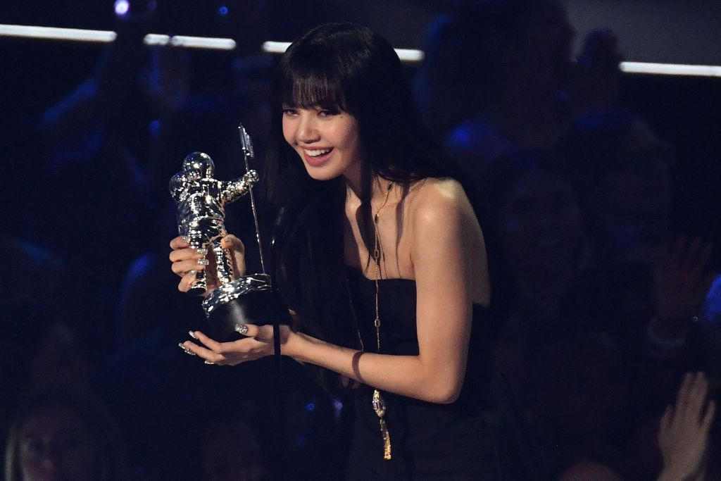 South Korean girl group BLACKPINK member Lisa accepts the award for Best metaverse performance during the MTV Video Music Awards at the Prudential Center in Newark, New Jersey on August 28, 2022. (Photo by ANGELA  WEISS / AFP) (Photo by ANGELA  WEISS/AFP via Getty Images)