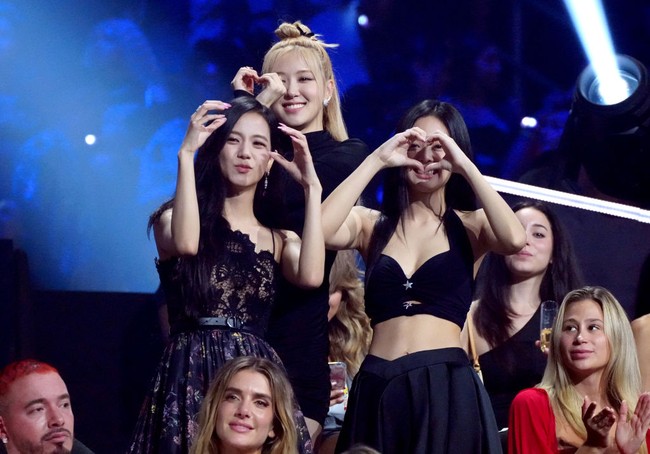 Jisoo, Jennie, dan Rose terlihat bangga saat Lisa menyampaikan winning speech-nya. Foto: dok. Getty Images