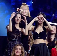 Jisoo, Jennie, dan Rose terlihat bangga saat Lisa menyampaikan winning speech-nya. Foto: dok. Getty Images