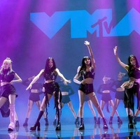 Keempat personel menampilkan lagu Pink Venom untuk pertama kalinya di luar Korea di acara penghargaan tersebut. Taylor Swift bahkan tertangkap kamera ikut bernyanyi. Foto: dok. Getty Images