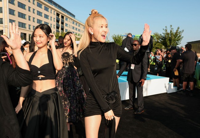 BLACKPINK menjadi pusat perhatian di acara MTV Video Music Awards yang digelar hari ini, Senin (29/8/2022) di New Jersey, Amerika Serikat. Para personel mendapat sorakan meriah sejak tiba di venue acara. Foto: dok. Getty Images