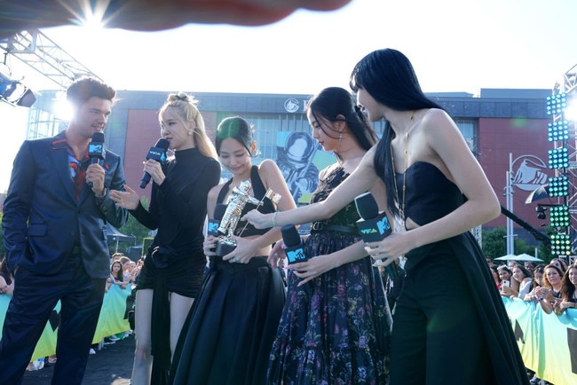 Grup jebolan YG Entertainment itu sukses membawa pulang piala ‘Group of the Year’ dan ‘Best Metaverse Performance’ berkat penampilan virtualnya di PUBG Mobile. Foto: dok. Getty Images